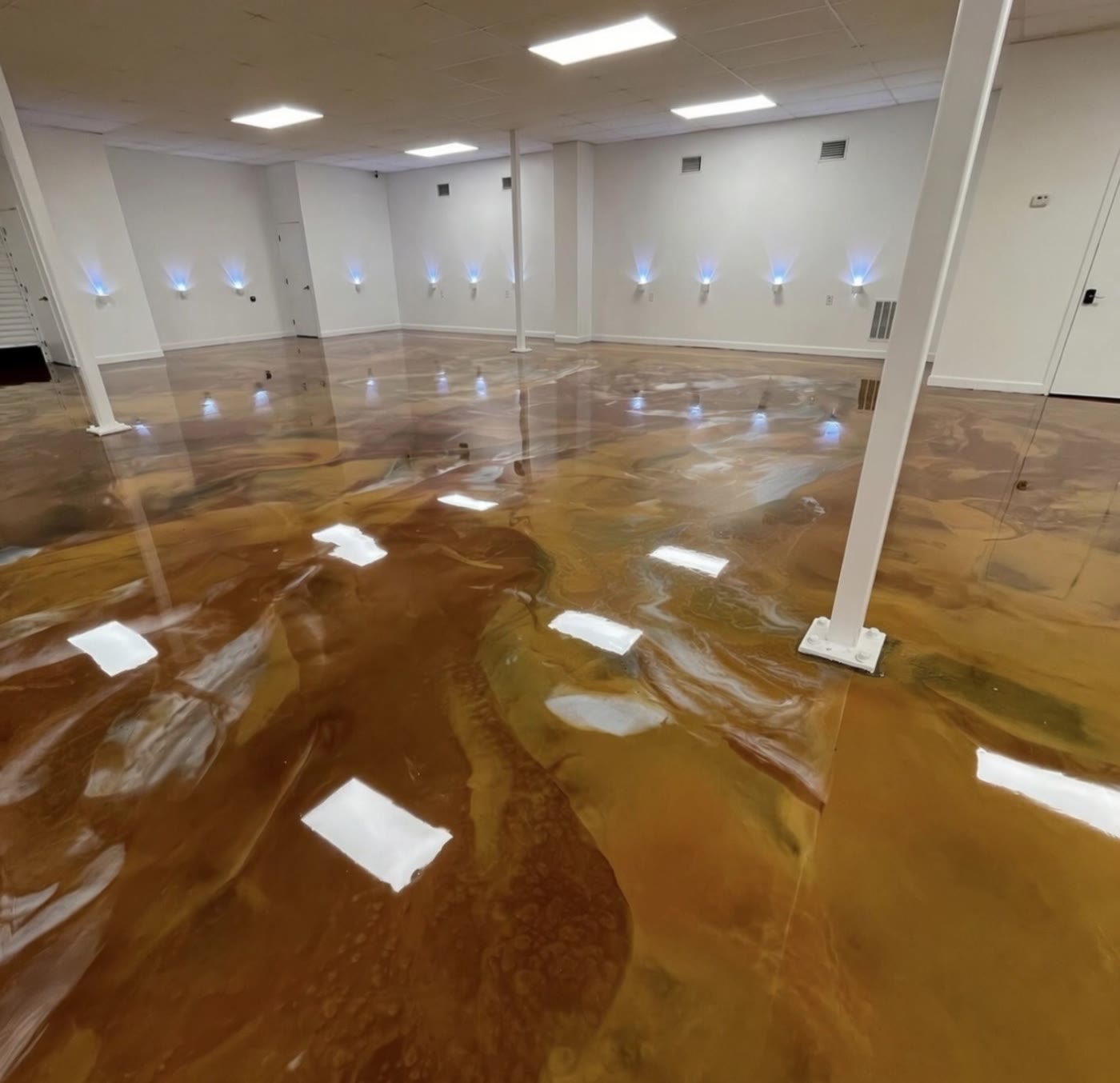 Metallic resin floor with a mirror finish